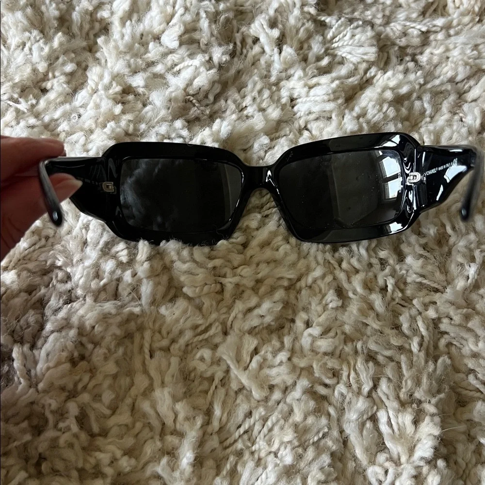 CHANEL Glossy Black Sunglasses with Iconic White Logo - Picture 6 of 8